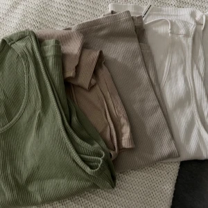Linnen - Säljer dessa snygga linnen som inte kommer till någon användning! De är i storlek L, men sitter som M/S😃. Säljer alla 4 för endast 100KR!