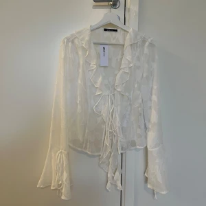 Vit blus  - Vit blus köpt från Gina tricot, stl 36. Aldrig använd prislapp kvar 