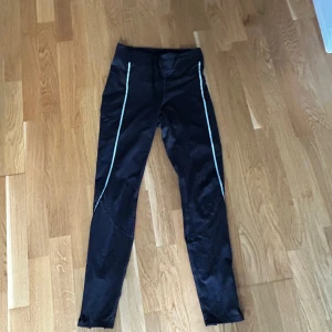 Träningstights vinter från hm - ”Fodrade” tränings tights från hm. Perfekta till vintern och håller en varm. Insidan är mjukt fleece aktigt material. Reflex på tights