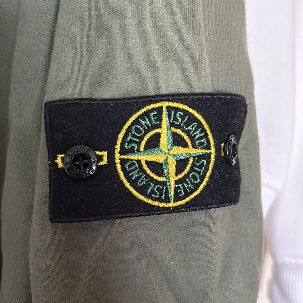 Stone island hoodie. Ej autentisk  Stl XL men passar även L  Liten fläck som syns på bild men går säkert bort i tvätt. Ej autentisk  . Hoodies.