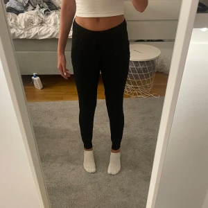 Cubus stickade mjukis byxor - Svarta stickade mjukisbyxor ifrån Cubus i väldigt bra skick och nästan aldrig använda💕