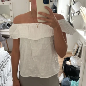 Blus - Säljer denna supersnygga blus som jag har fått ärvt derför vet jag inte exakt vart den kommer ifrån 