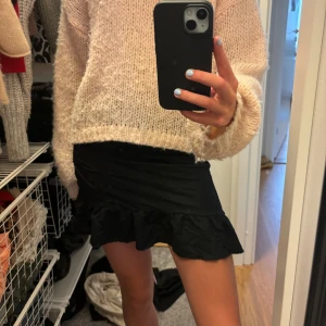 Svart minikjol - Supersöt svart liten kjol från Gina 🥰