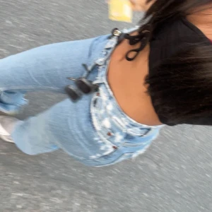 Blåa Acne byxor bootcut  - Säljer mina favorit Jeans från Acne då dom tyvärr blivit för små på mig vid midjan. Designen är så som den ser ut och har inga som helst defekter och sitter extremt fint på. blåtvättade i färgen och sitter bra i längden. säljs ej längre. NYPRIS: 5000