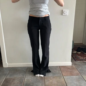 Kostymbyxor - Svarta kostymbyxor , helt oanvända med prislapp kvar