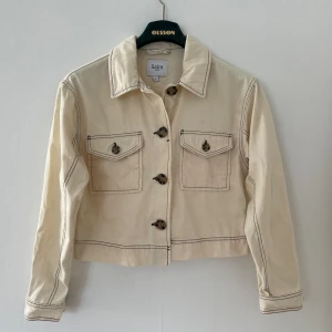 Beig jeansjacka - Fin vårjacka men med liten fläck på ryggen som tyvärr inte går att få bort. 