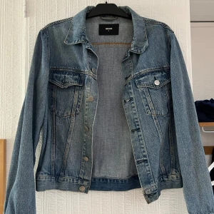 Jeans jacka - Jeans jacka från bik bok. Storlek medium. 