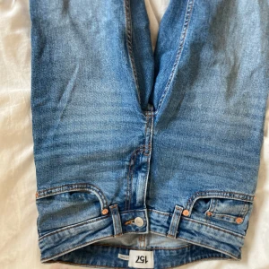 Lågmidjade jeans - Snygga lågmidjade jeans från lager 157 använd fåtal gånger och i super bra skick! Fråga bara 💗💗💗💗