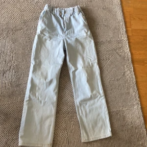 Jeans  - Den är högmidjad wide leg. Passar storlek S, Använt två gånger