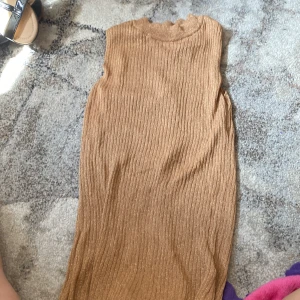 Glitter linne  -  Ett super fint guldglittrigt linne som är öppen i hela ryggen superfin man ska ut och äta eller gå på klubben göra vad som liksom