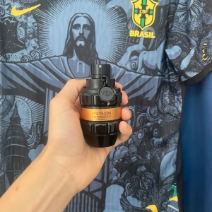 Spicebomb Extreme - Fick denna i födelsedagspresent men Fick denna i födelsedagspresent men den var inte min typ av parfym. Varan är använd en enstaka gång. Maskulin och bra vinterdoft, men funkar även bra på sommarkvällar.