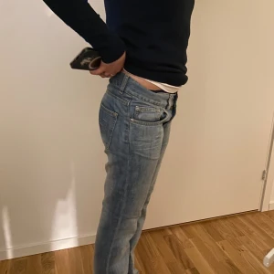 Low waisted jeans - Säljer dessa lågmidjade jeans i storlek 36. Köpta här på Plick! Skriv vid minsta fundering!💘☁️