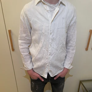UNIQLO linneskjorta - fet skjorta perfekt till sommaren köpt på uniqlo i london! skicket är iprincip oanvänt.  passar dig perfekt som är ca 185 cm lång.
