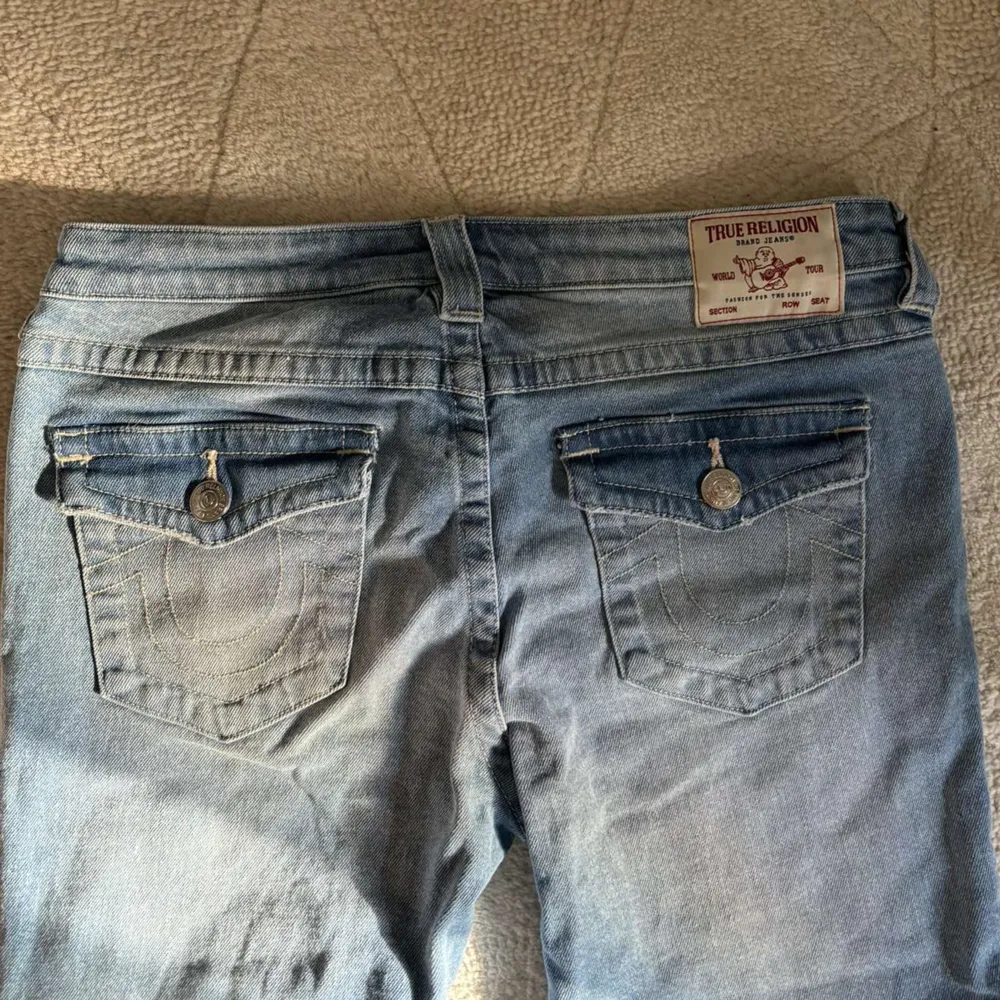 Ljusblå true religion jeans. De sitter midwaist och är raka i benen. Passar S/M. Köpte de för 1200kr 💖 Midjemått: 41x2cm Innerbenslängd: 83cm. Jeans & Byxor.