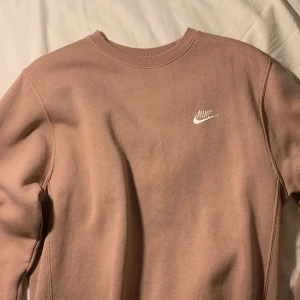 Brown Nike Sweatshirt - Skön brun/beige Nike tjocktröja, riktigt bekväm. Skulle även passa M då den är lite oversize. 