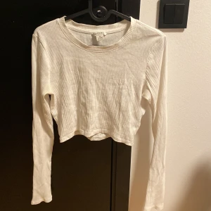 Långärmad  - Vit långärmad crop top från monki i M