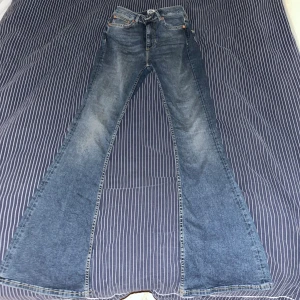 Flare jeans - Knappt använd jeans från lager 157 i modellen snake flare.