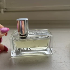 Prada parfym💕💕 - Äkta Prada parfym 30 ml. Endast provad men inte min doft. Doften amber💕