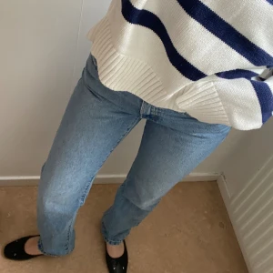 Levis jeans - Middy raka jeans Stl:27 Knappt använda Levis jeans då d em är förstora!