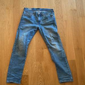 Riktig grisch jeans. Blåa Levis 502 jag har använt dom några gånger INGA skador. Förutom att dom är lite nötta på lappen. Pris kan diskuteras. Storlek W29 L32