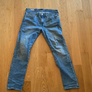 🍾Skit snygga blåa levis jeans🥂 - Riktig grisch jeans. Blåa Levis 502 jag har använt dom några gånger INGA skador. Förutom att dom är lite nötta på lappen. Pris kan diskuteras. Storlek W29 L32