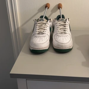 Air force 1 - Hej jag säljer ett par Lebron James air force  ny pris går för runt 1700kr och dem är köpta på Nike butiken i gallerian  Skorna rena och i bra skick dem är även rensade och behandlade pris kan diskuteras 