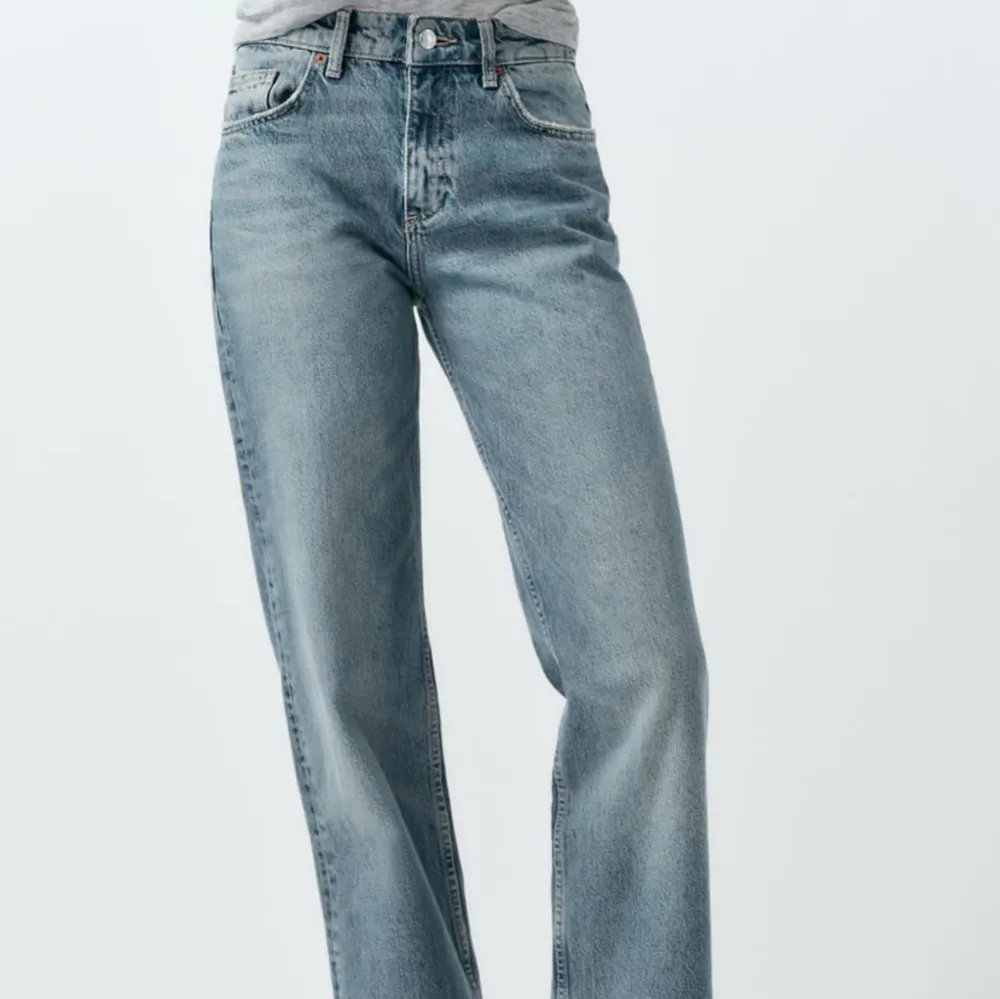 Säljer dessa jeans från zara! Så najs rak passform med medelhög midja och långa i benen😍 är i storlek 40 men skulle mer säga att de är en storlek 38! Använda en gång💕. Jeans & Byxor.