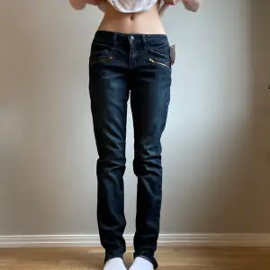 Fina midwaist jeans <3 Midjemått ca 38 cm tvärs över. Köpte jeansen secondhand o JAG har aldrig använt dem. Skulle sy om t bootcut men har inte orkat💘Blå/svarta.