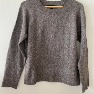 Stickad tröja från Vero Moda - Grå-brun melerad stickad tröja. Perfekt till allt!
