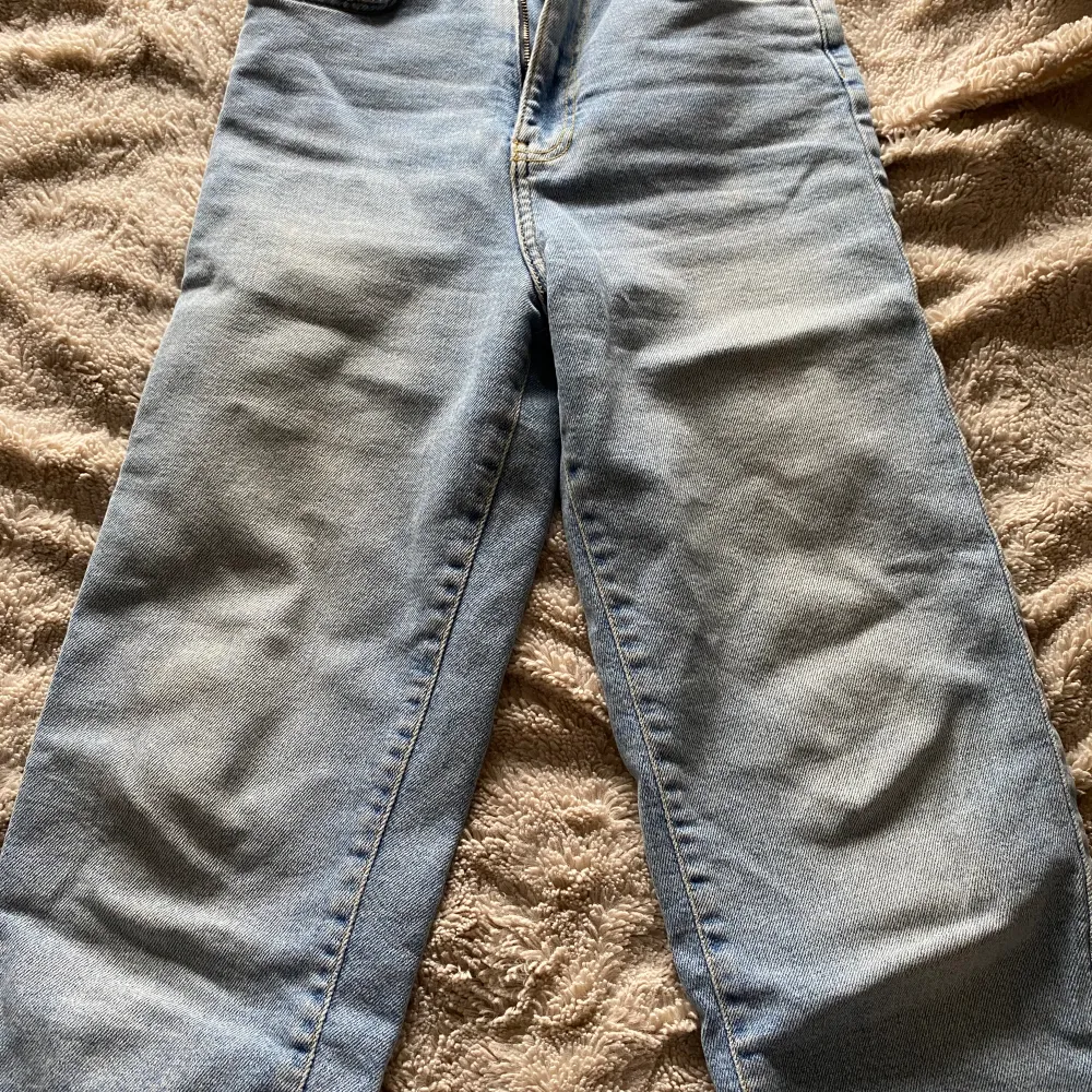 Blå jeans från Gina tricot i storlek i storlek 34 relativt nya i bra skick. Pris går att sänka.. Jeans & Byxor.