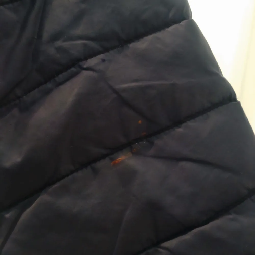 Jag säljer min Gant jacka för att den inte passar mig längre. Den har en liten färg fläck.  Storlek 146-152 cm  11-12 år. Jackor.