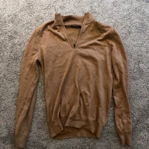 J.Lindeberg half zip - Säljer min snygga j.lindeberg half zip då jag inte använder den längre, den är i mycket fint skick och är gjord i merinoull. Den är i storlek s