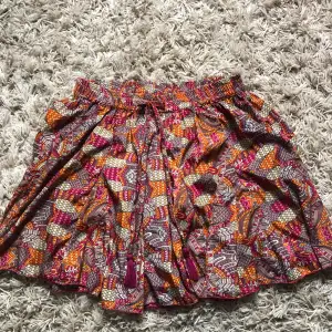 Säljer en jättefin kjol med mönster som jag köpt i Italien! Under så är det som shorts ifall det skulle blåsa men annars syns de inte.