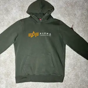 Mörkgrön alpha industries tröja i väldigt bra skick, liten ficka på vänstra tröjarmen. Tröjan är lite mindre skulle passa en 12-13 åring 