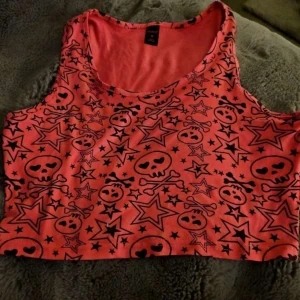 TRÖJA - Rosa tröja med döskallar och stjärnor, använd ca 1 gång, fint skick, bild nr 2 visar bättre hur färgen egentligen ser ut (dåligt ljus på första), kortare modell, Strl S. 