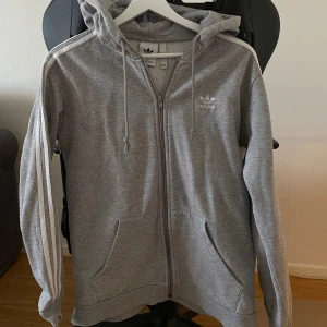 Adidas hoodie  - Adidas hoodie   Skick: 8/10 Storlek: small Hör av dig vid funderingar 🙌🏽
