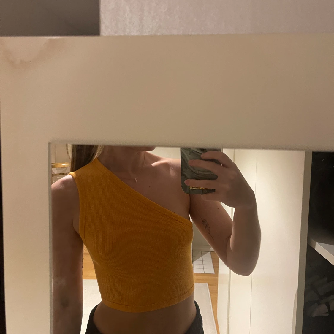 Orange topp med öppen rygg