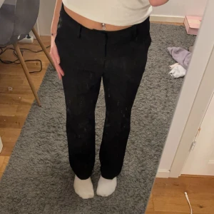 Kostymbyxor - Kostymbyxor ifrån bikbok i petite 36, i modellen Vilma (vilket har medelhög midja)💕