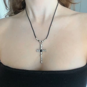 Korshalsband - Vintage silver korshalsband med svart sten i ☺️💕