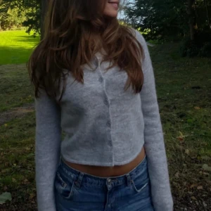 stickad kofta ginatricot - använd få gånger, kommer inte till användning därav säljer jag!  fortfarande fint skick! köpt för 400, slutsåld på hemsidan🩶