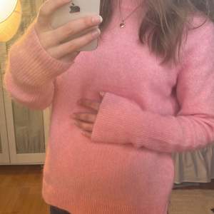 Sååå himla fin rosa mohair tröja från Second Female. Storlek S. Nyskick!! Slutsåld på hemsidan. Pris 600 kr, nypris ca 2000kr. 