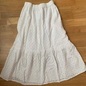 Säljer denna jättefina kjolen!! Perfekt nu till sommaren! 🌊Skriv om ni har frågor. (Storleken är 13 åriga men passar xxs-xs)🥳🤩🧘‍♀️