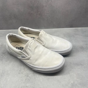 Slip-on vans - Vita slip-on vans i strl. 38. Fint skick och inga fläckar eller liknande. Vans-märket har dock skavts bort lite där bak, som syns i sista bilden :) 