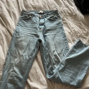 Jeans  - Jeans från nakd i fint skick förutom att två av öglorna brustit (se bild). Storlek 34. 