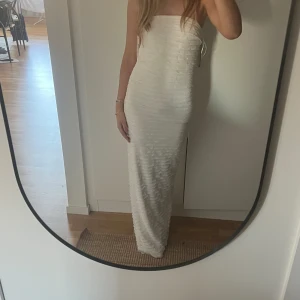 Nelly maxi klänning  - Deras nya bal kollektion helt oanvänd skulle has till min 50dagars men temat ändrades så kommer ej komma till användning!  Ny pris 599kr