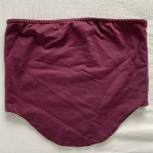 Lila topp - Lila tub topp, med gummiresårband på insidan som gör att toppen inte åker ner💗 Skulle säga att den passar S, XS och XXS då den har stretchigt material