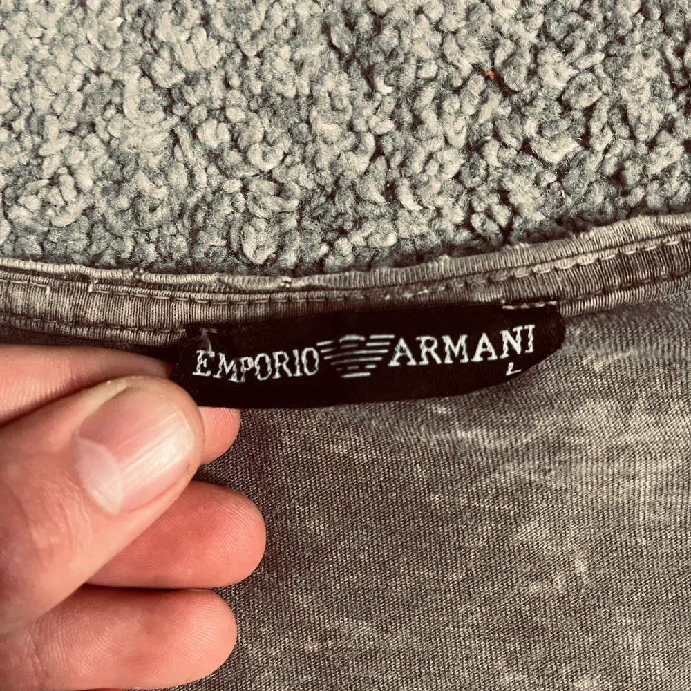 Säljer min Armani tröja då jag inte använder den så mycket, därför är den till ett bra pris. Den är äkta. Hör av er vid minsta funderingar🤗. T-shirts.