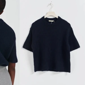 Stickad kortärmad  - Säljer min jättefina mörkblå stickade T-shirt från Gina då den inte kommer till användning, inte nopprig och skriv för egna bilder ❤️‍🔥, pris går alltid att diskutera 