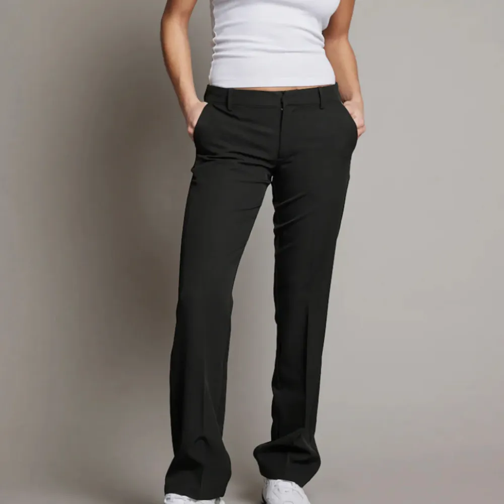 Lågmidjade kostymbyxor från BikBok i modellen Vera. Nypris är 499 och säljer för 250, pris kan såklart diskuteras vid snabb affär💕. dom är i nyskick utan defekter.🌸. Jeans & Byxor.