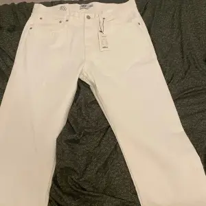 Ett par helt nya vita jeans till salu!! 